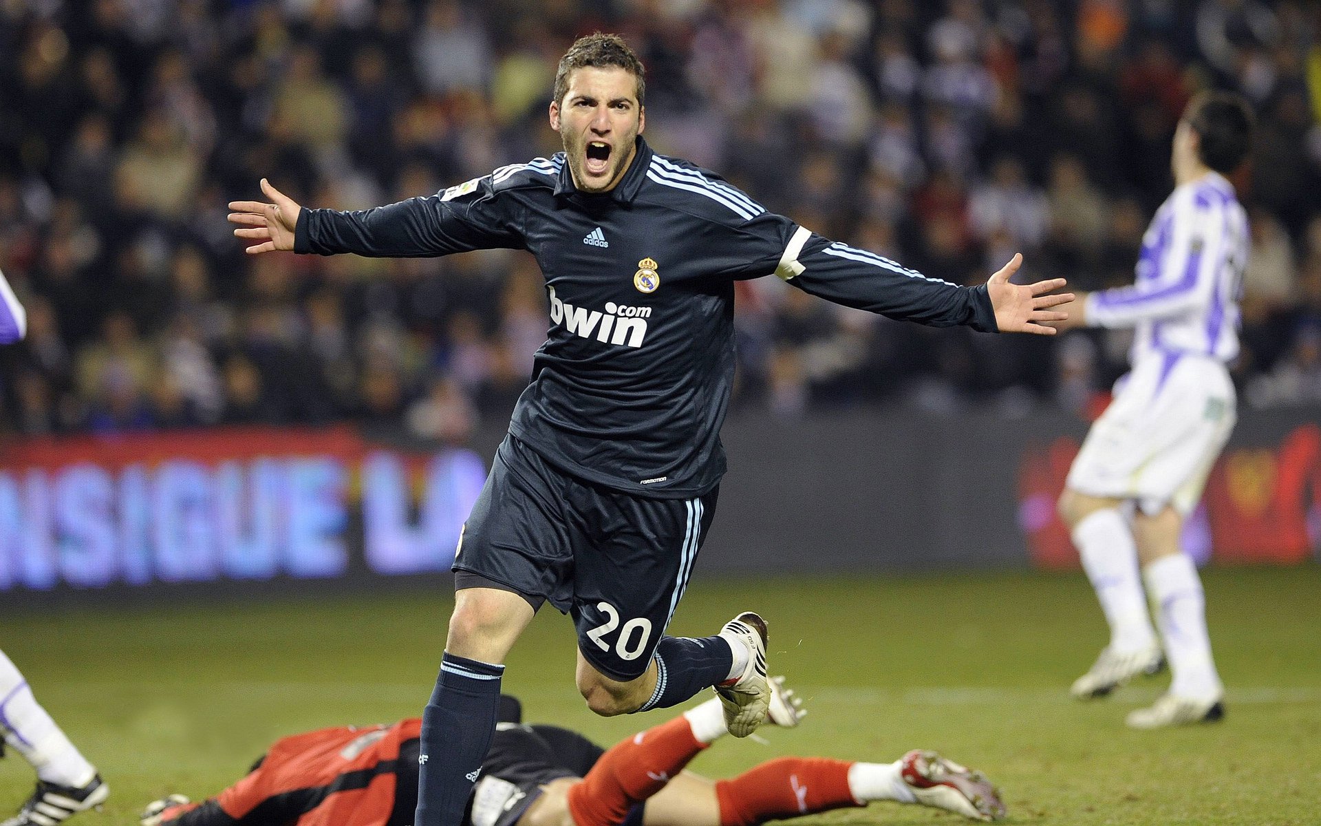 梅西助攻不断,带领阿根廷稳步挺进世界杯